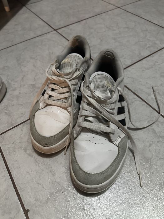 Vând adidas v court barbati marime 43 stare foarte bună