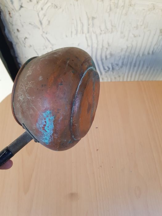 Стар малък дълбок тиган следи от патина