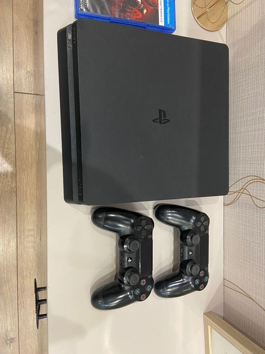 Продаю PlayStation 4 с играми и 2 геймпадами!