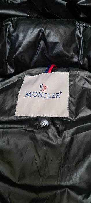 Vand vesta moncler neagra lucioasa