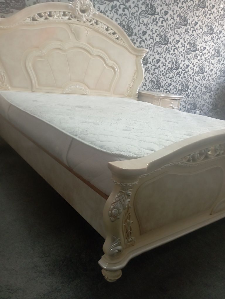 продам спальный гарнитур привозной Китай