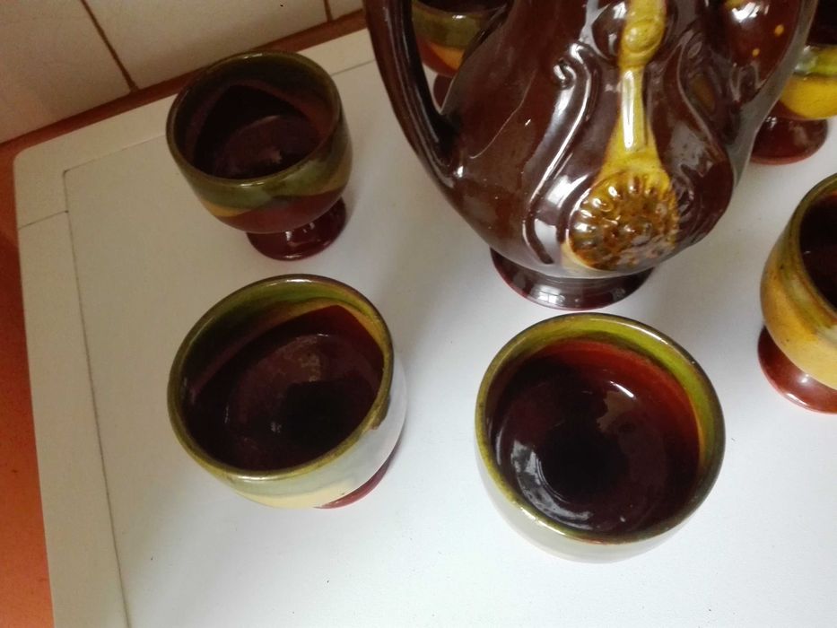 Сервиз за вино и посребрен нож .