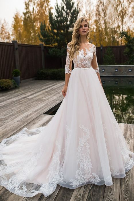 Vând rochie de mireasă , cu trenă, nouă, marca Morpho