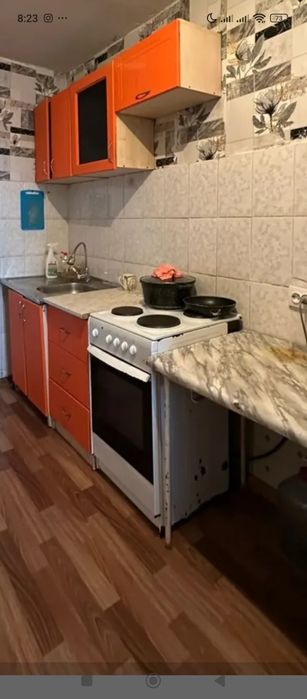 Кухонный гарнитур, холодильник , газовая плита