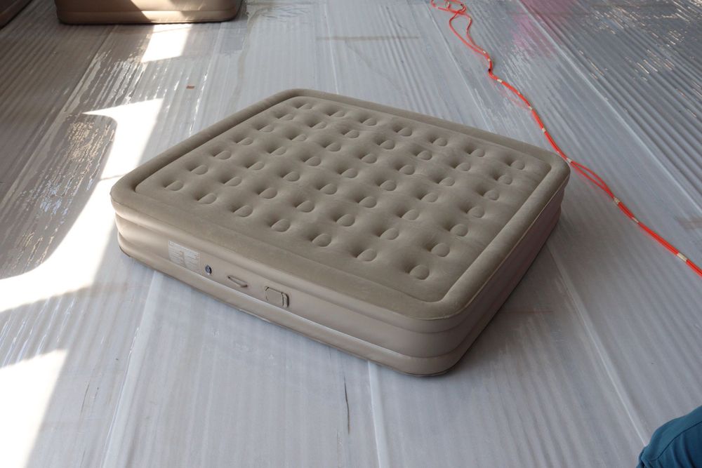 Надуваем матрак със вграденa помпа и батерия 4000mAh