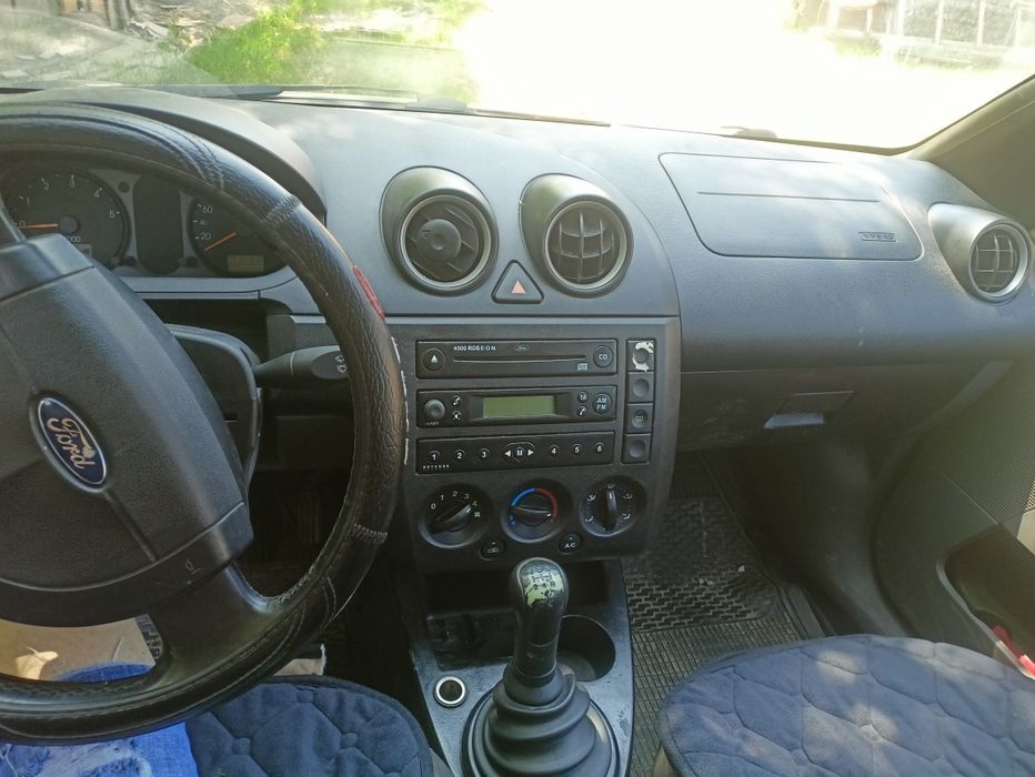 Vând Ford fiesta
