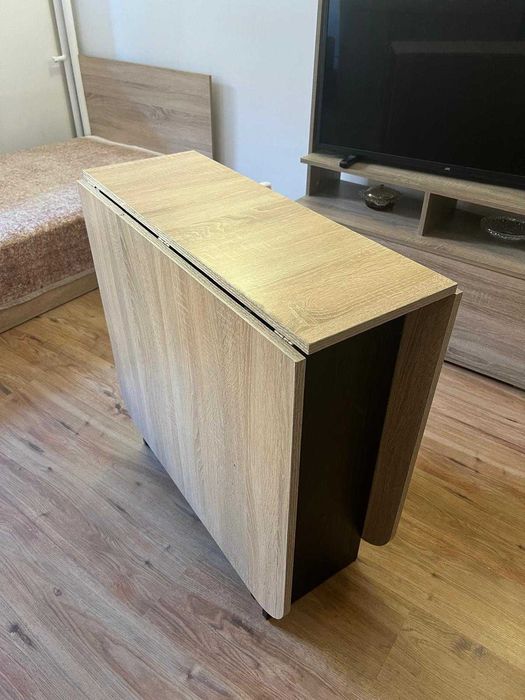 Разтегателна маса, която спестява място, в отлично състояние.