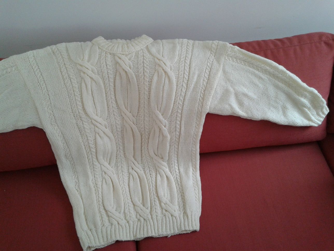 Нов пуловер бял плетен