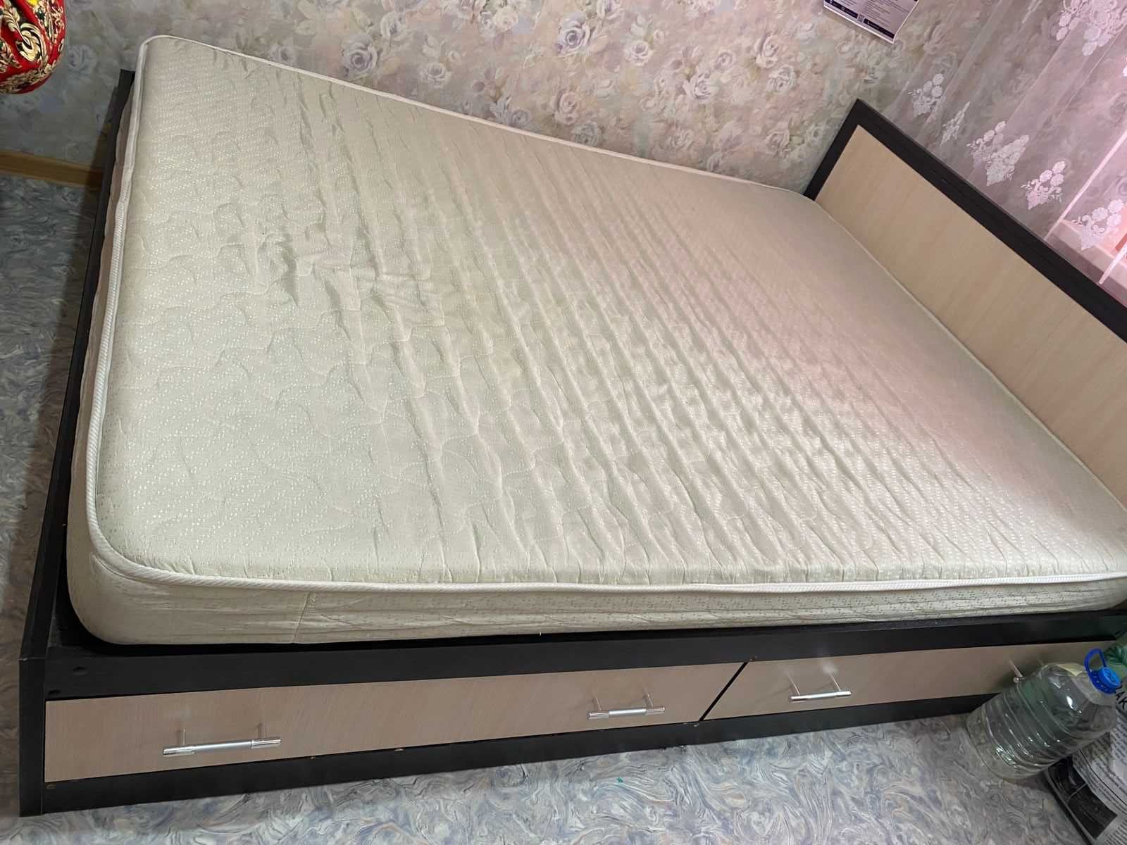 Кровать в отличном состоянии с чистым матрасом
