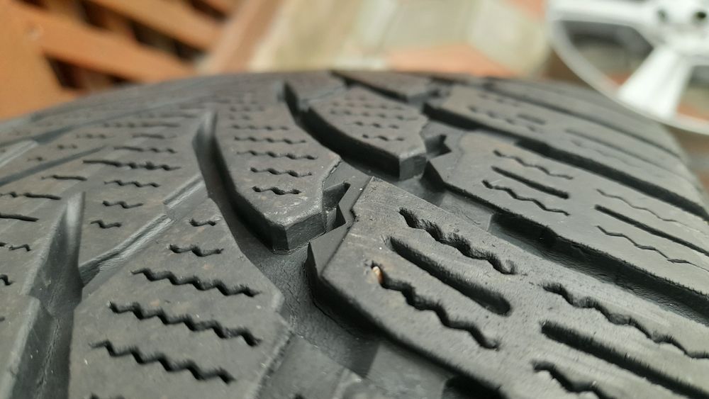 Vând 4 anvelope de iarna 225 65 r17 NOKIAN