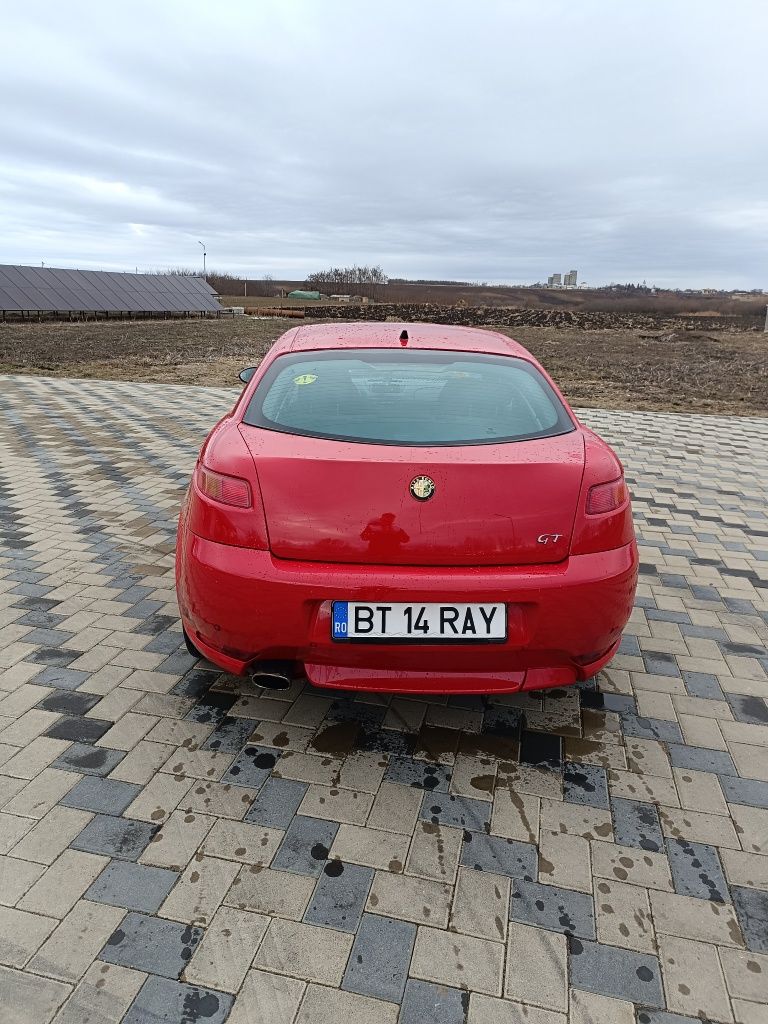 Vând Alfa Romeo GT 
Culoare : Roșie