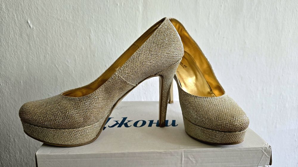 Златни обувки на ток
