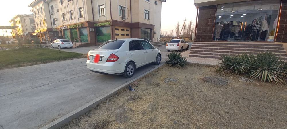 Nissan Tiida sotiladi. Holati yahshi.