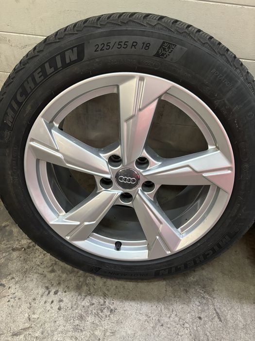 Оригинални Джанти 18” за Ауди A6 C8  с нови зимни гуми Мишелин