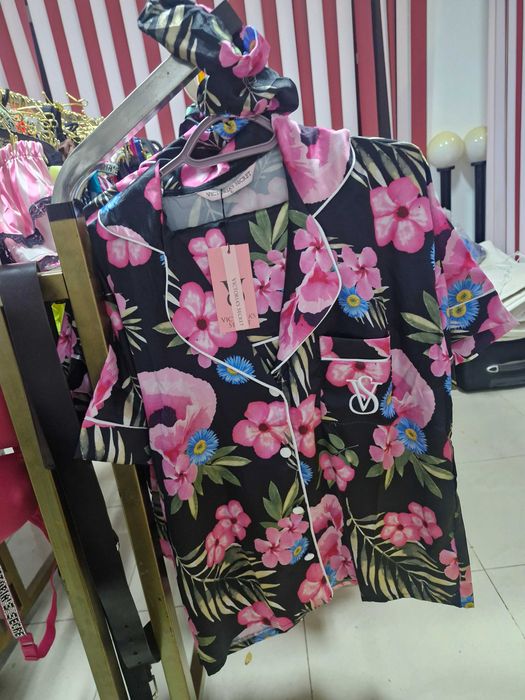 Продават се пижами Victoria's Secret