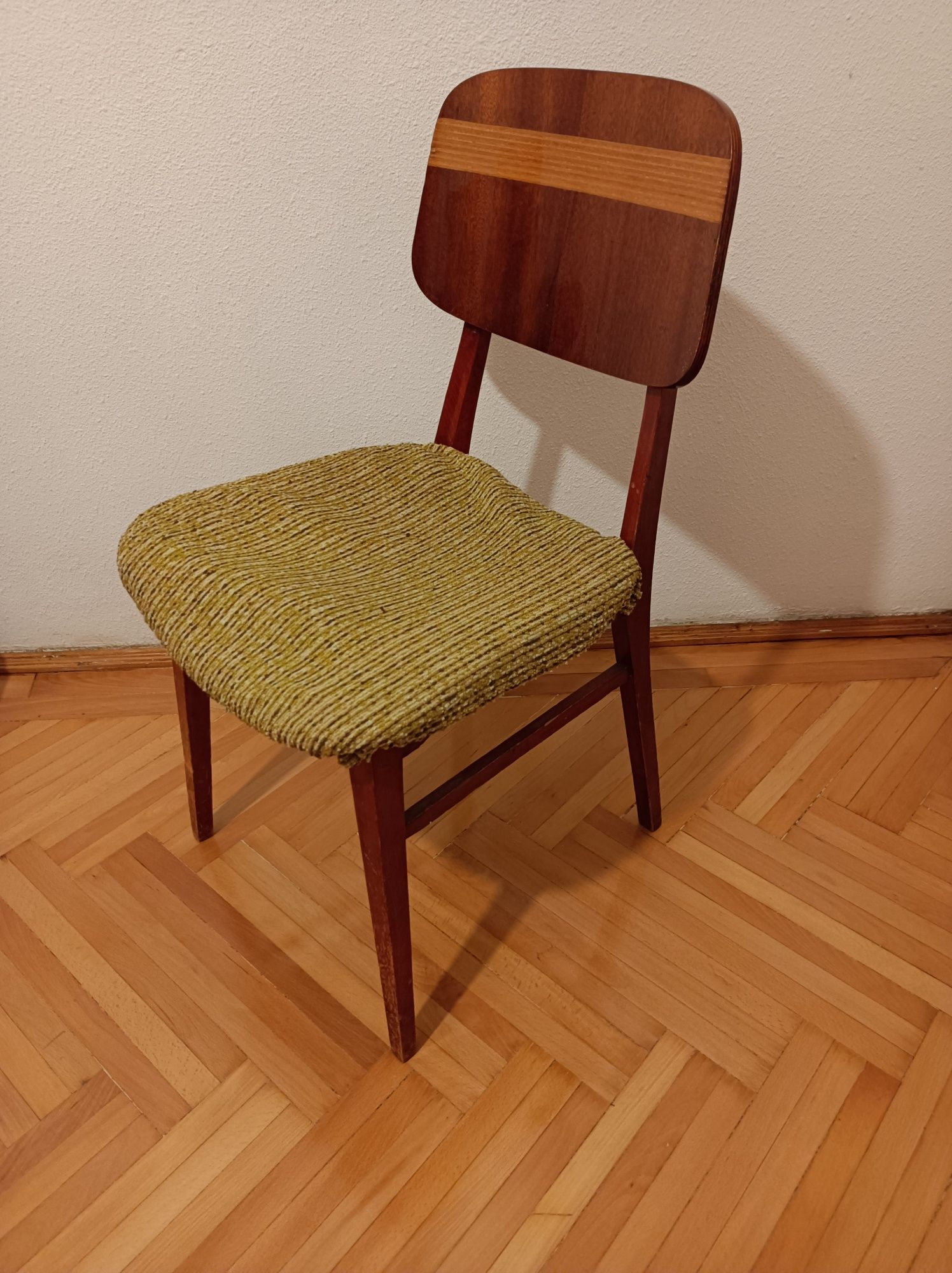 Dulap lemn comoda scaune mic mobilier
