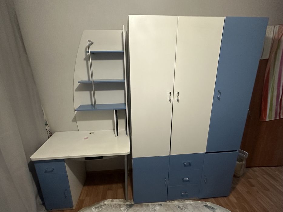 Шкаф и компьютерный стол