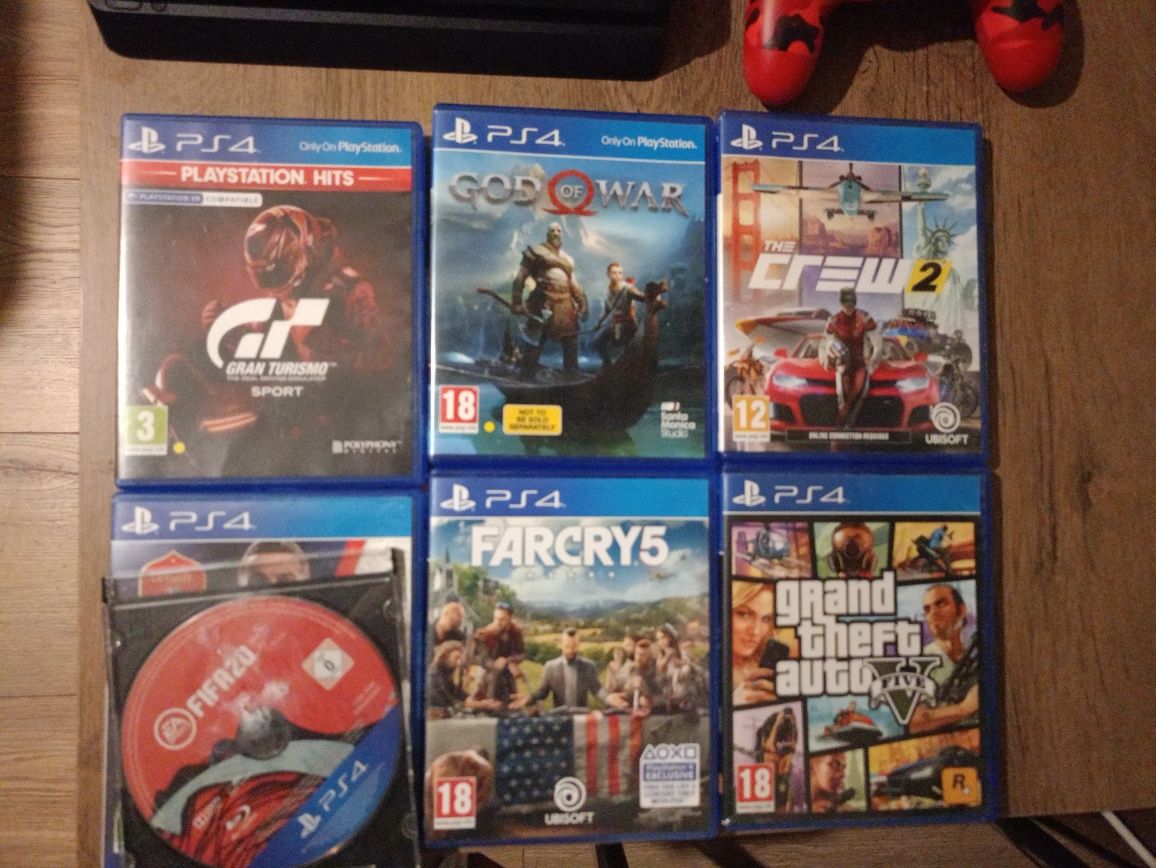 Ps4 1tb с два джойстика и 7 игри