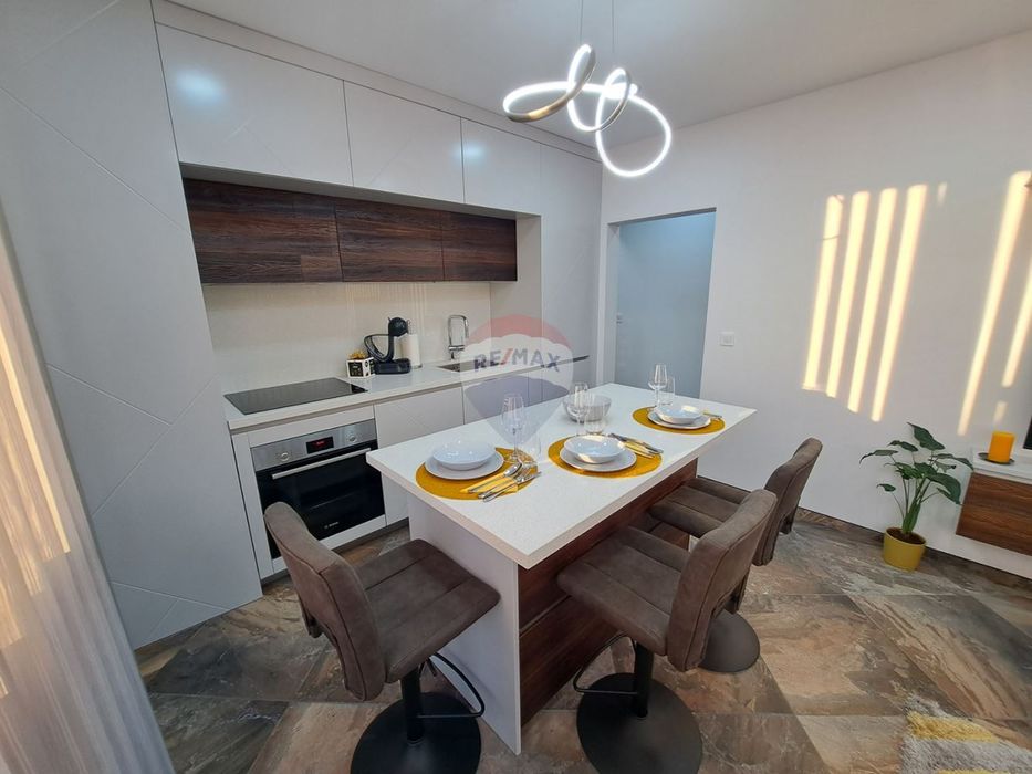 Продава се Тристаен апартамент в Варна, Бизнес хотел - 96 кв.м за 2500 €/кв.м - Снимка #1