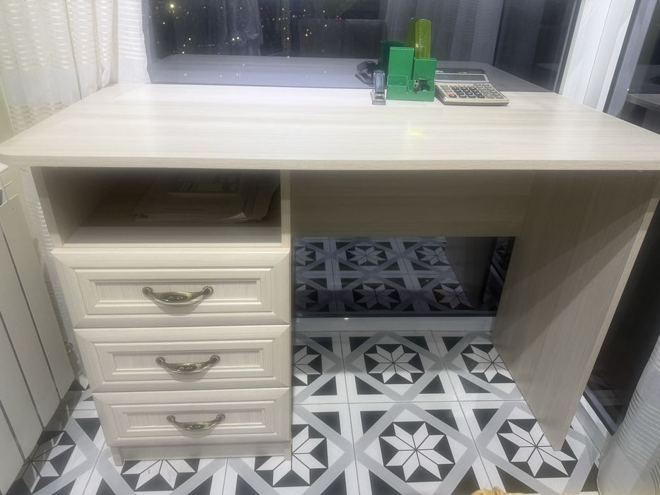 Продается письменный стол в отличном состоянии !