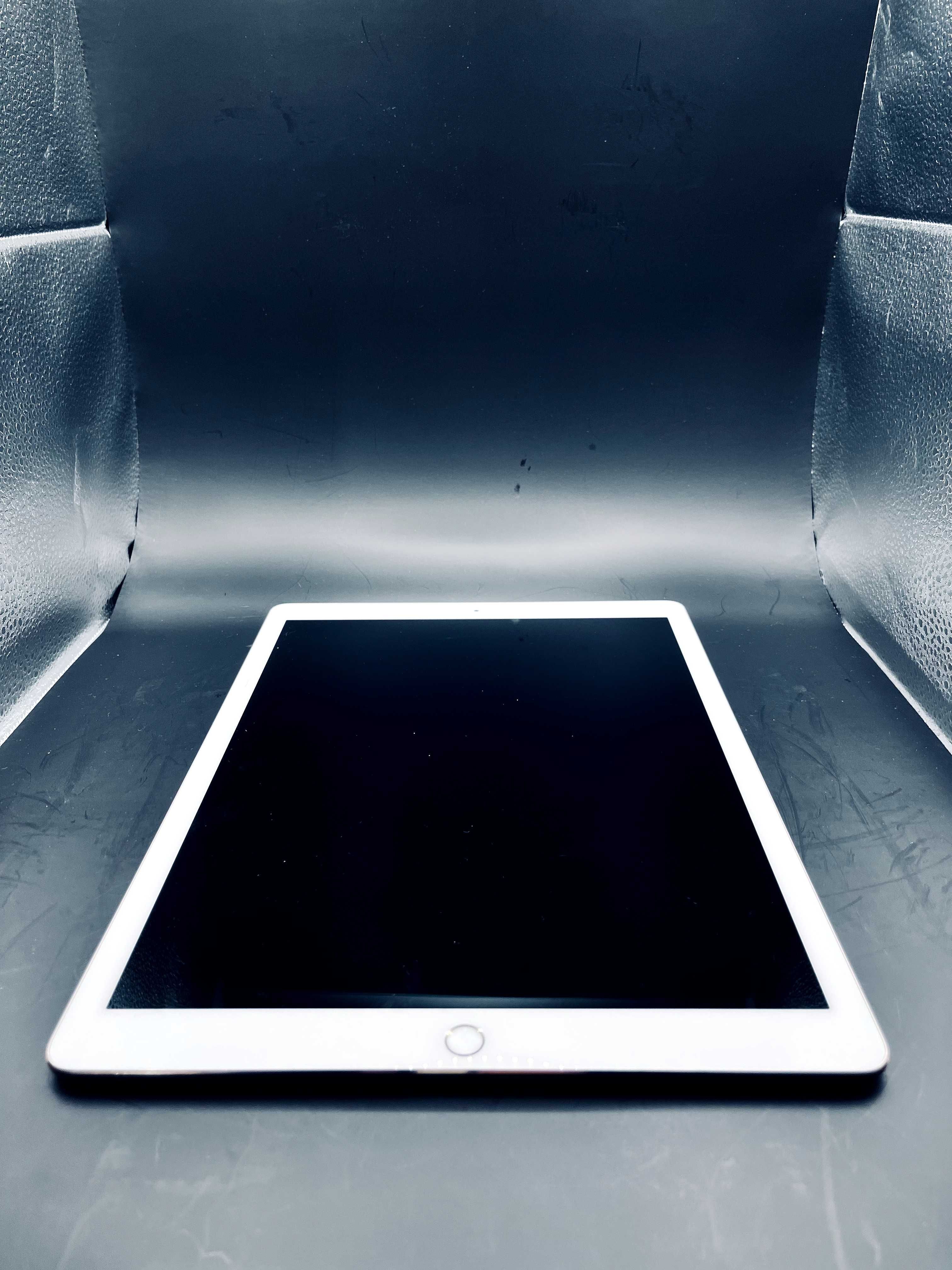 Apple iPad Pro 2 Gen 12.9" A1670 64GB Mid 2108 Wi-Fi - перфектен