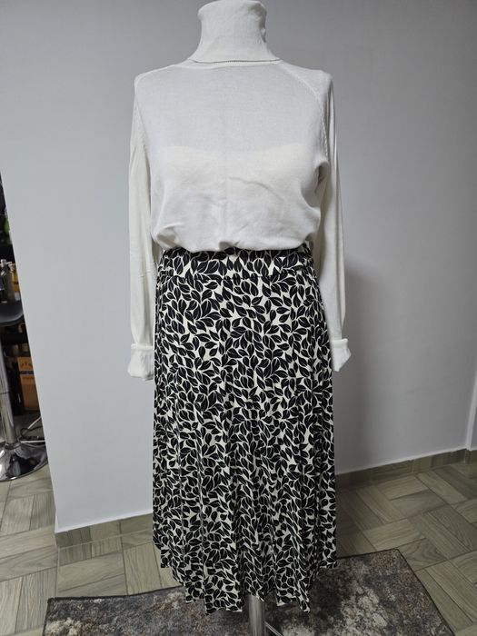 Set format din fusta plisata si pulover alb;