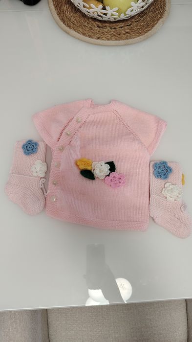 Нов пуловер и терлички 6+ месеца