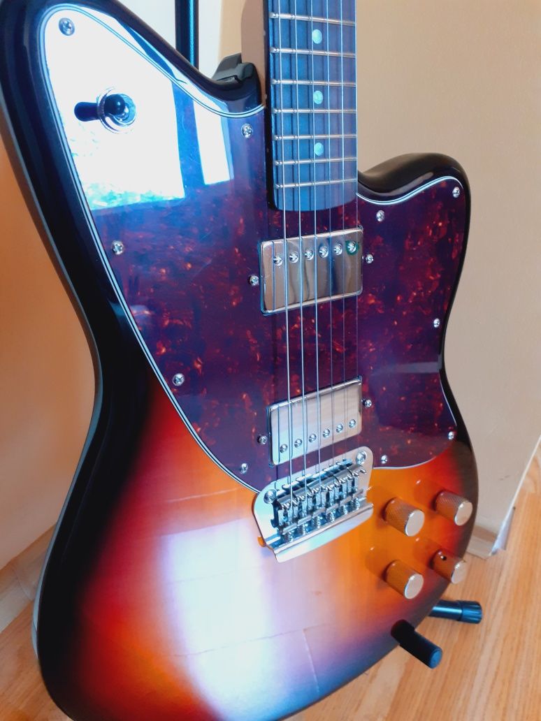 Продавам електрическа китара Squier Paranormal Toronado