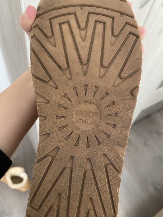 Ghete UGG cu nasture si blanita