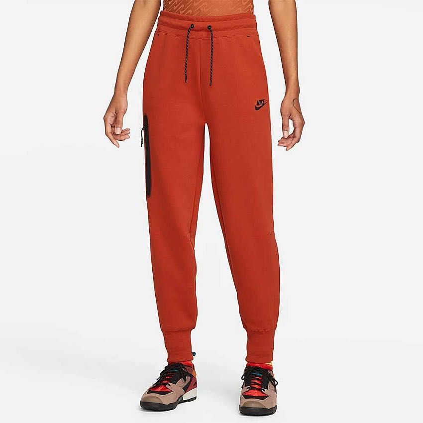 Nike Tech Fleece комплект дамски, XS размер червен цвят без забележки.