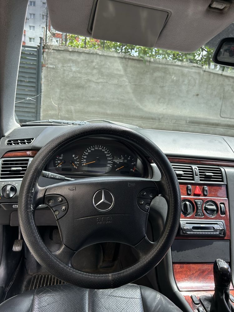 Vând Mercedes-Benz E 200 CDI