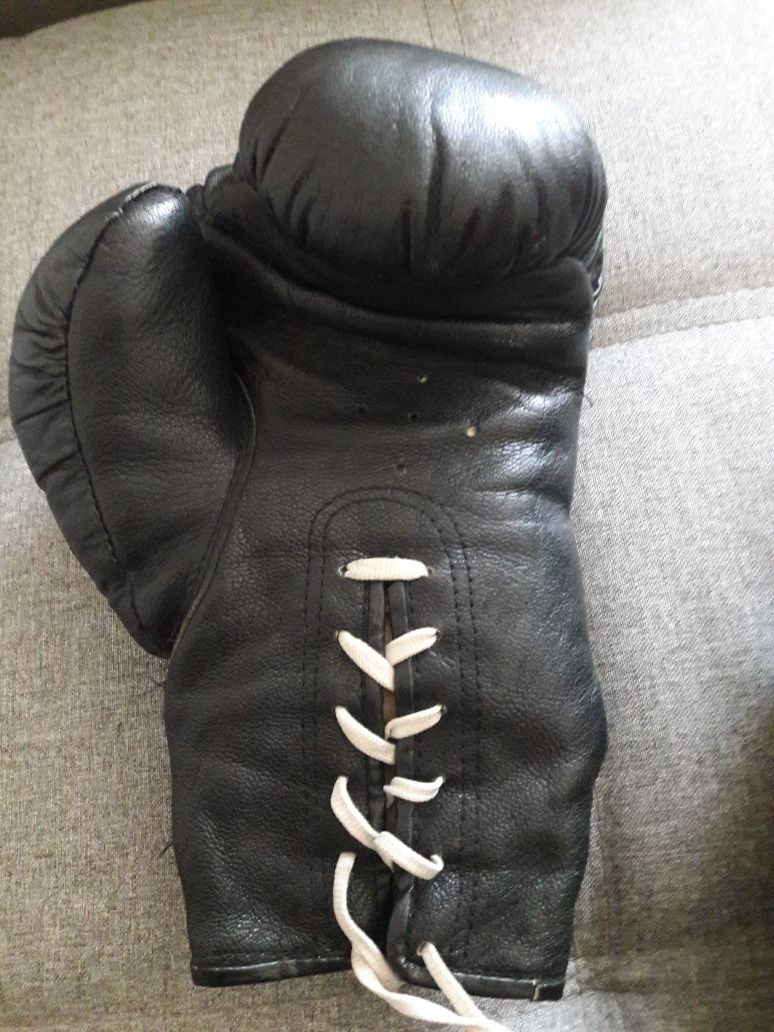Советские боксерские перчатки.