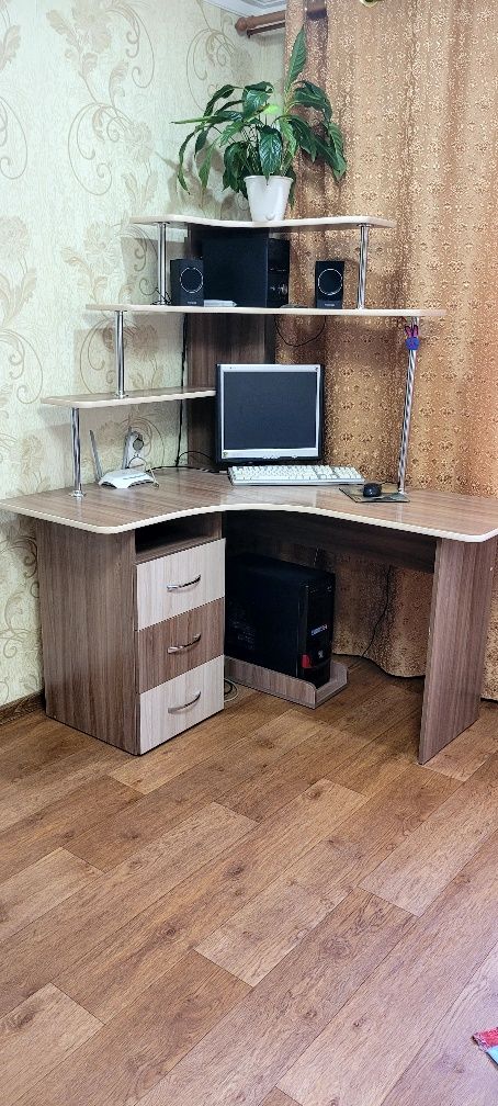 Компьютерный стол