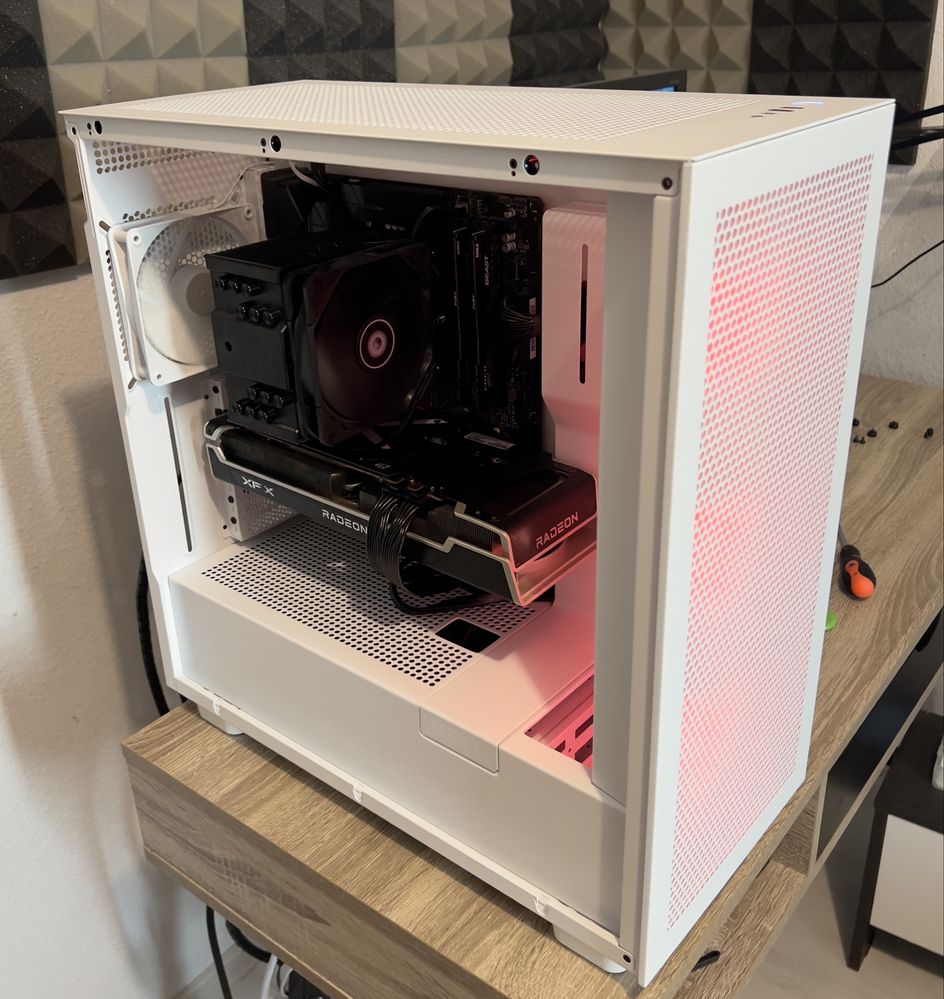 Calculator Gaming R7 5700X, RX6750XT, 32GB RAM, NVMe 1TB, carcasa NZXT