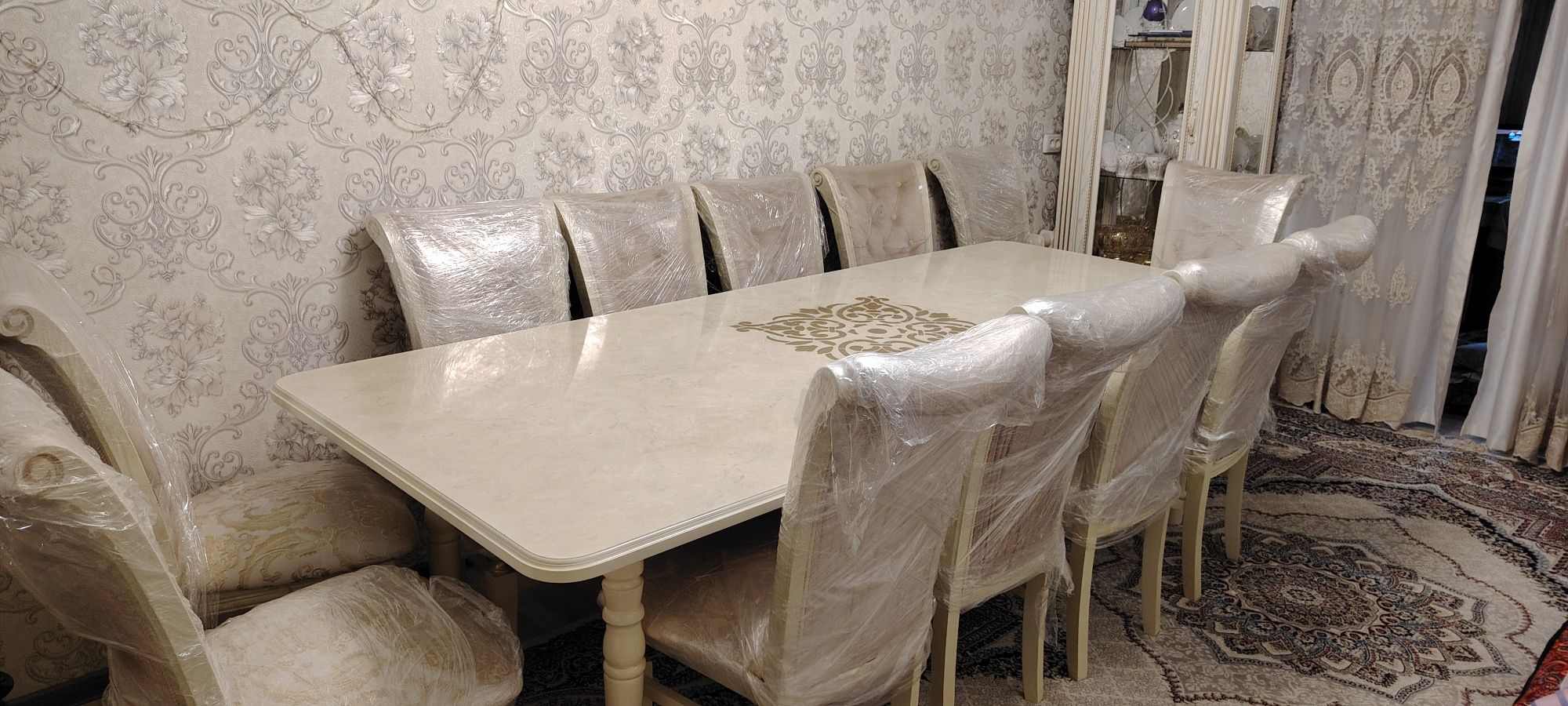 Продам стол и 12 стульев для гостиной