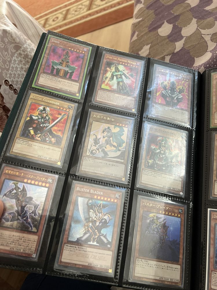 Продавам две папки Ю ги о - Yu-Gi-Oh карти