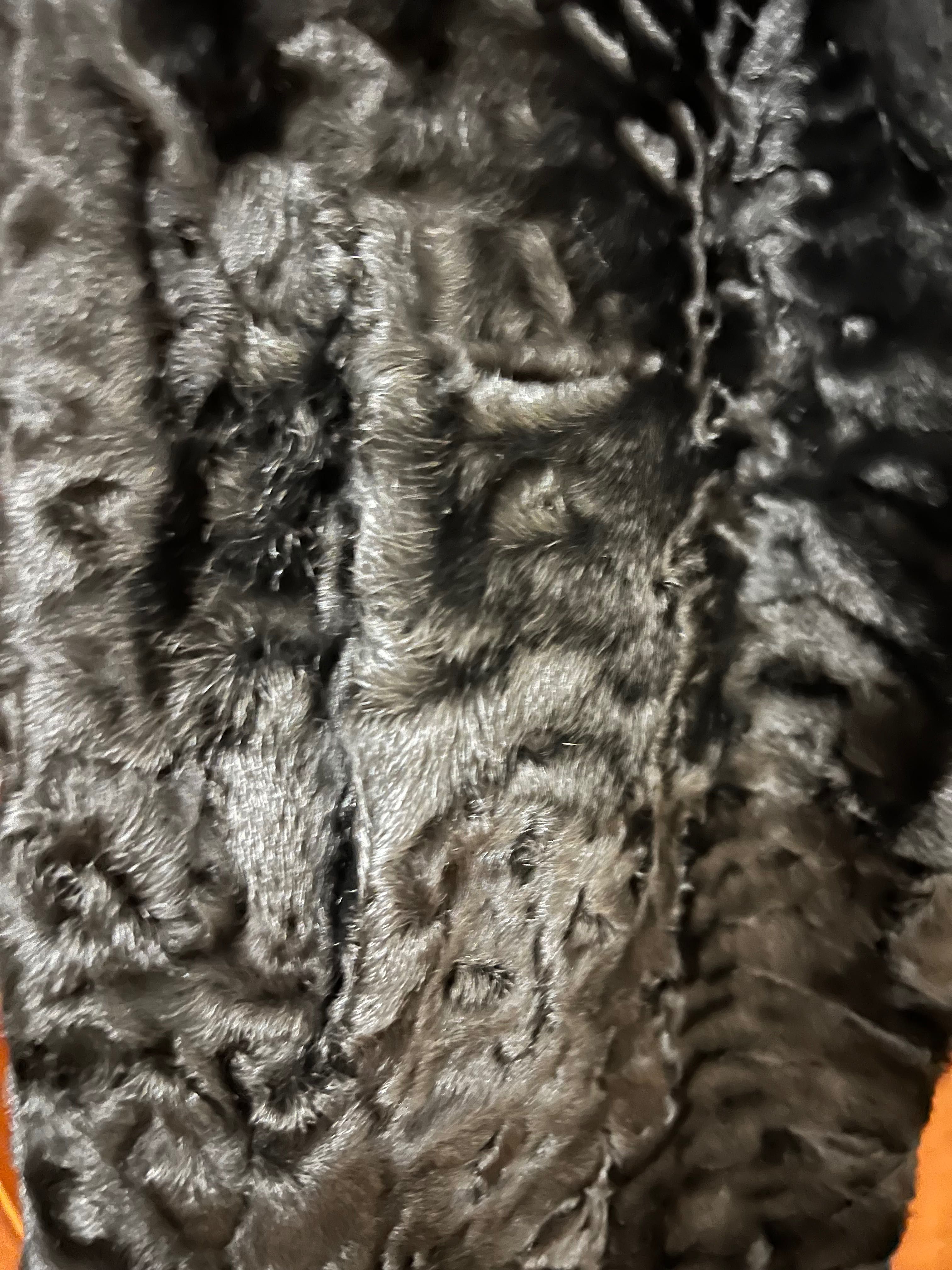 Продам полушубок из каракуля.
