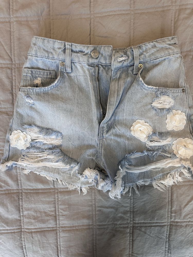 Къси, дънкови панталони, размер- 34 Bershka