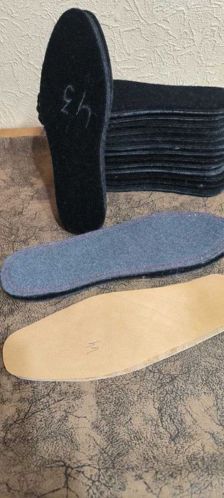 Продаются вязаные тапочки , стельки .