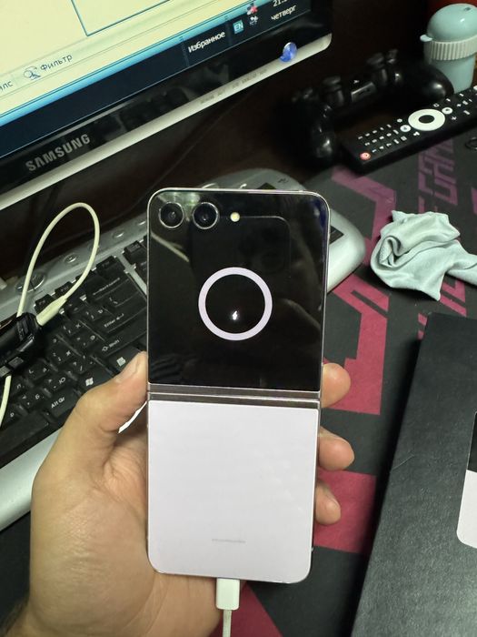 Samsung Galaxy Z Flip5……………