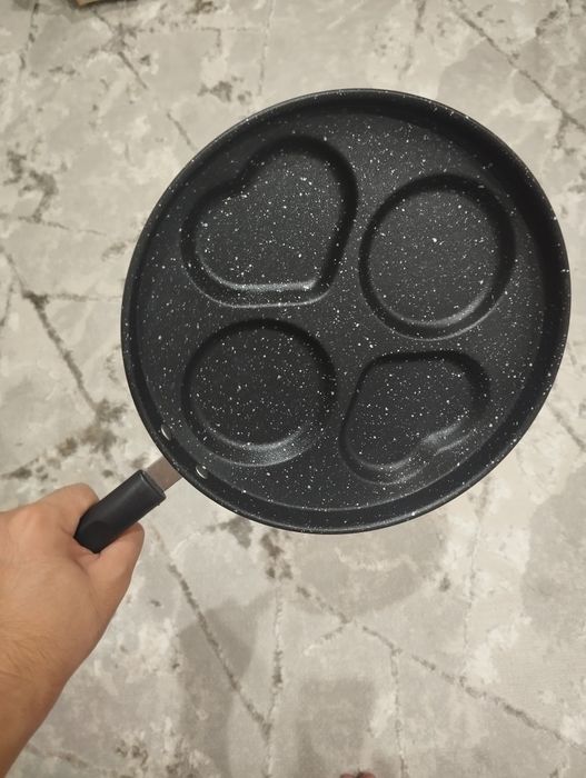 4 bo‘limli marmar qoplamali skovorodka – yurak va yumaloq shakllar.