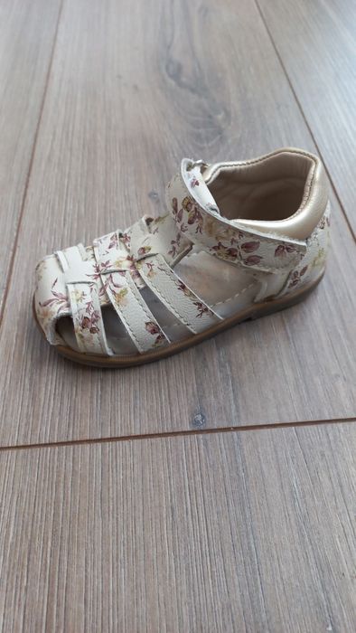 Vând sandale marimea 21