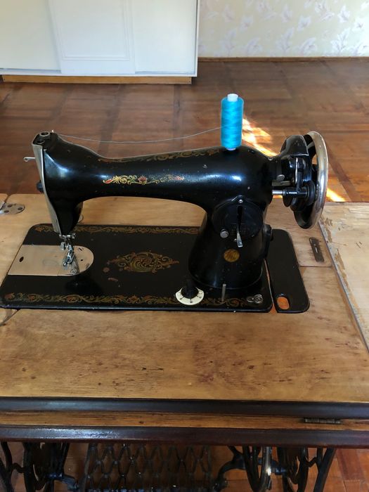 Швейная машинка с тумбой