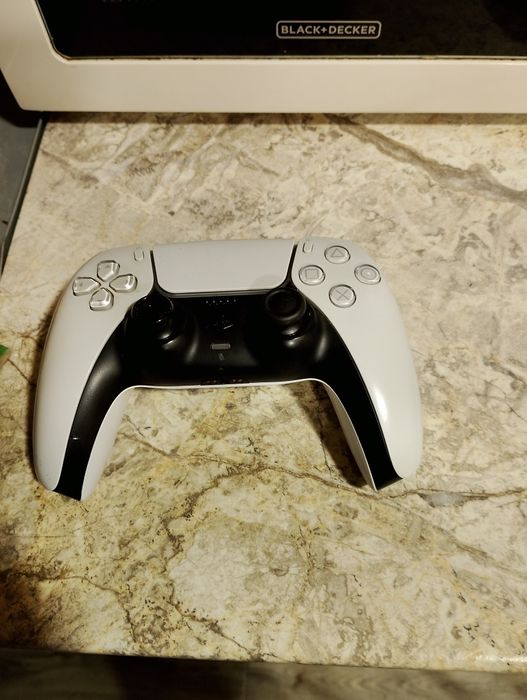 Продавам PS5 без дискове в много добро състояние използвана малко!