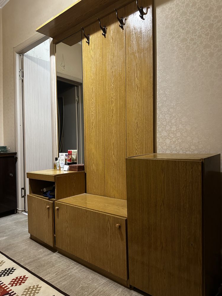 Прихожая б/у цвет бук, ДСП лакированное