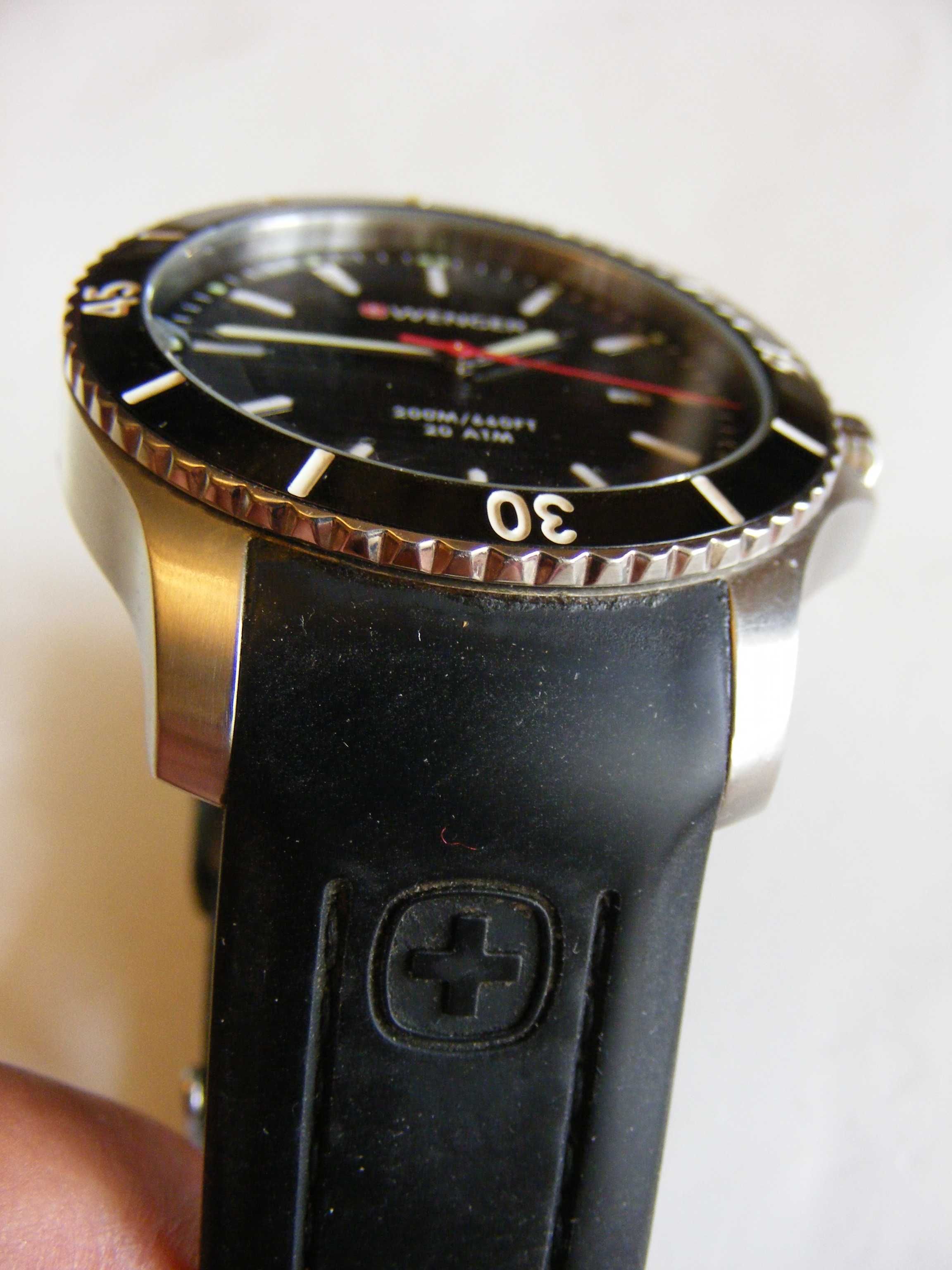 Wenger Swiss Army 200m/660ft Men's 43 mm.