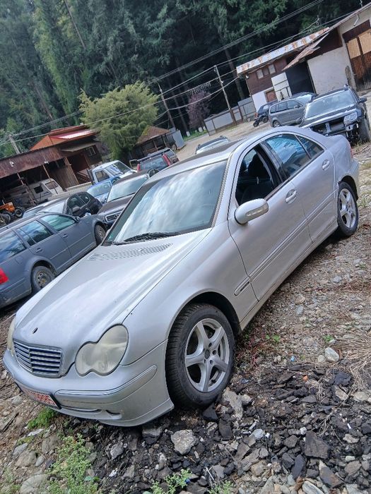 Vând Mercedes C180