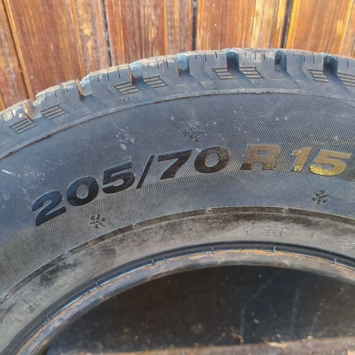 Продавам зимни  гуми 205/70 R15 за джип.
