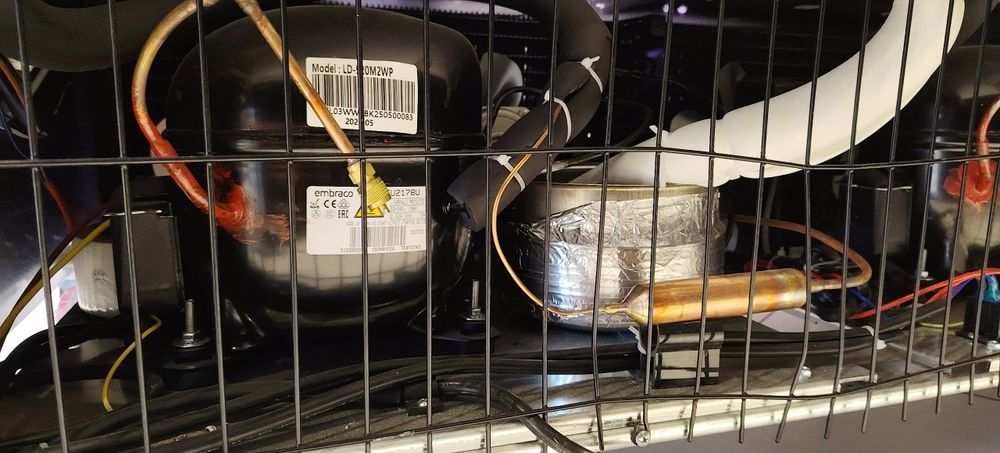 витринный холодильники.