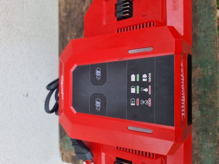 Incarcator milwaukee supercharger dbsc , baterie 8 amperi  forge